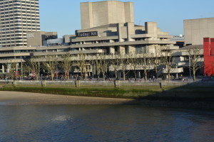 National Theater am Südufer der Theme                  (Foto: C. Lafaire)